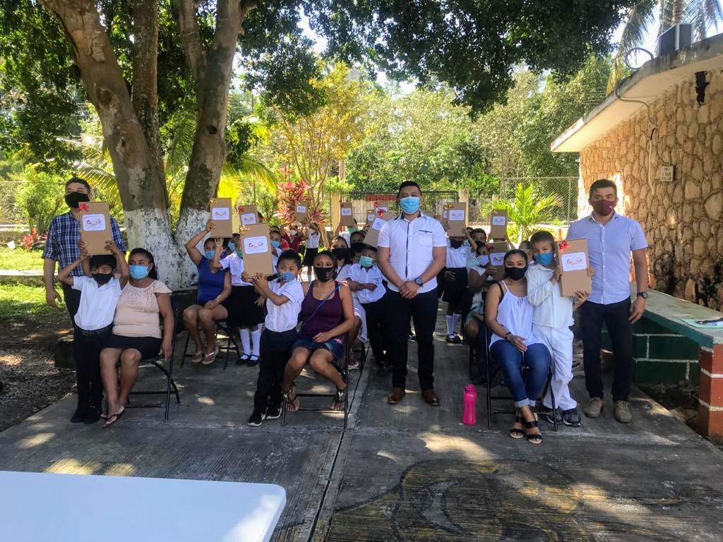 Estudiantes de escuela de Chichimilá tienen acceso por primera vez a una Tablet